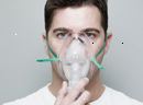 Homme avec un masque de protection respiratoire